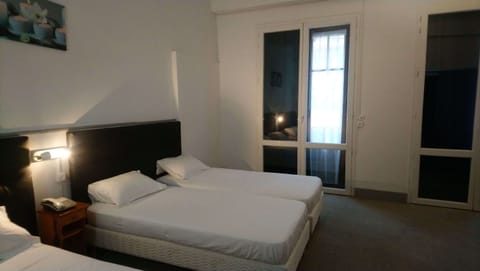 Quadruple Room | Select Comfort beds, desk, soundproofing, free WiFi