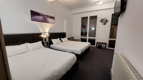 Quadruple Room | Select Comfort beds, desk, soundproofing, free WiFi