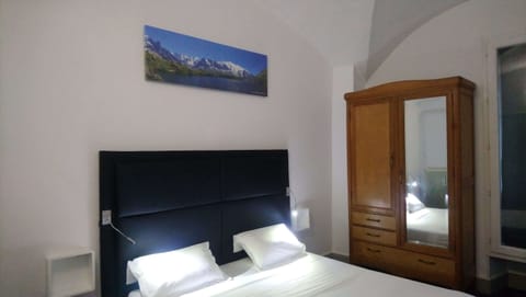 Double Room | Select Comfort beds, desk, soundproofing, free WiFi