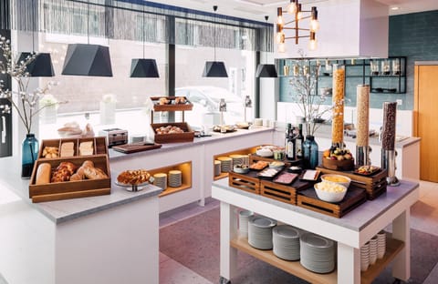 Daily buffet breakfast (CHF 27 per person)