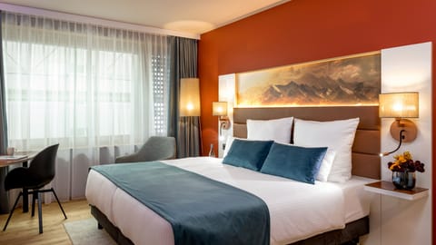 Comfort Room | Minibar, in-room safe, desk, laptop workspace