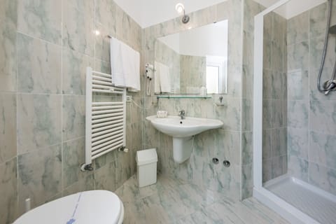 Standard Triple Room | Bathroom | Shower, hair dryer, bidet, towels