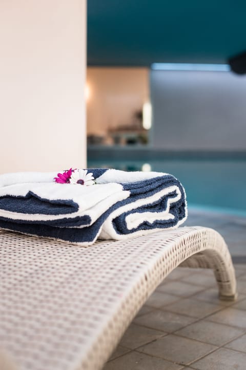 Indoor pool, sun loungers