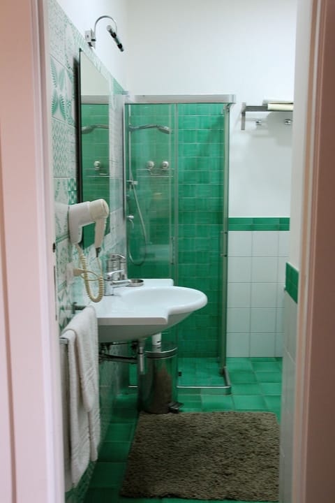 Double Room (GREEN) | Bathroom | Shower, rainfall showerhead, hair dryer, bidet