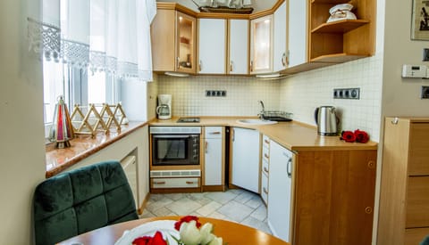 Classic Apartment | Private kitchen | Full-size fridge, microwave, stovetop, coffee/tea maker