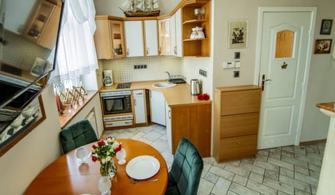 Classic Apartment | Private kitchen | Full-size fridge, microwave, stovetop, coffee/tea maker