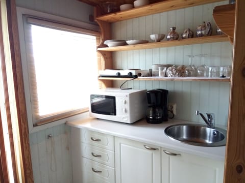 Cabin (Pikku-Mokki) | Private kitchen | Oven, stovetop, dishwasher, cookware/dishes/utensils