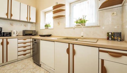 Classic Apartment | Private kitchen | Full-size fridge, microwave, dishwasher, coffee/tea maker