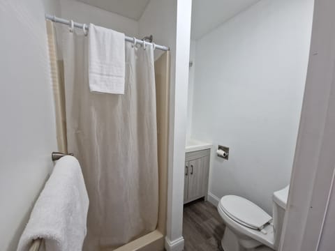 Classic Single Room | Bathroom | Shower, towels