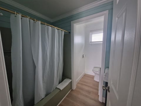 Standard Double Room | Bathroom | Shower, towels