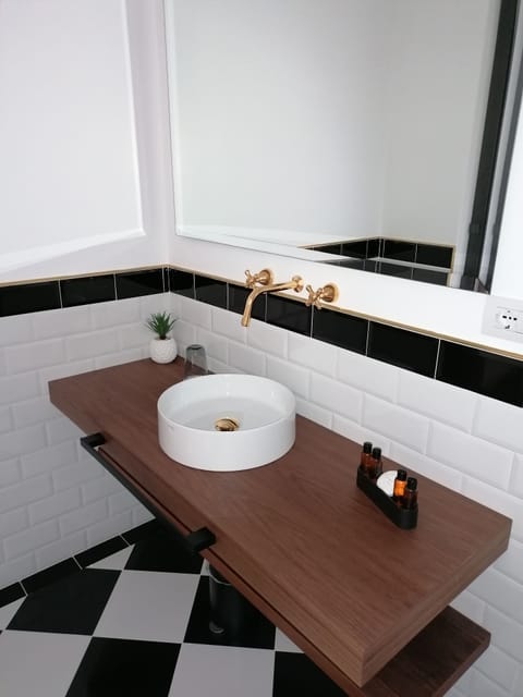 Deluxe Double Room, Balcony | Bathroom | Shower, free toiletries, hair dryer, towels