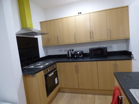 Comfort House, 4 Bedrooms | Shared kitchen | Fridge, microwave, oven, stovetop