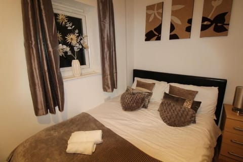 5 bedrooms, individually decorated, individually furnished, desk