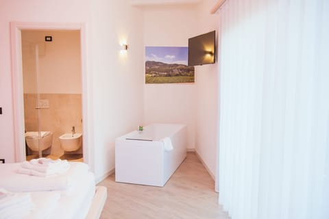 Deluxe Suite, 1 Queen Bed, Balcony, Mountain View | Deep soaking bathtub