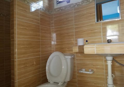 Comfort Triple Room | Bathroom | Shower, rainfall showerhead, free toiletries, hair dryer