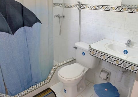 Comfort Quadruple Room | Bathroom | Shower, rainfall showerhead, free toiletries, hair dryer