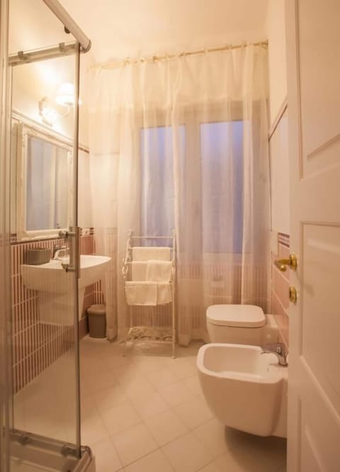 Superior Double Room, Balcony | Bathroom | Shower, rainfall showerhead, free toiletries, hair dryer