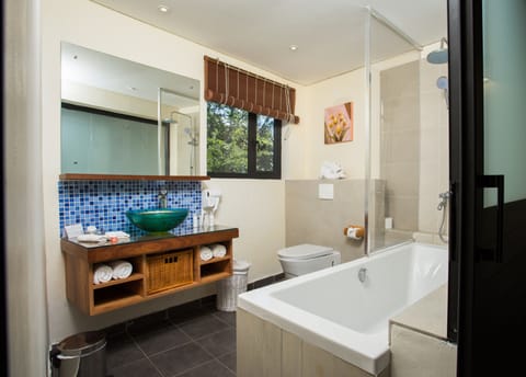 Superior Family Room | Bathroom | Shower, free toiletries, hair dryer, towels