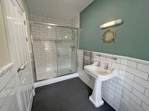 Single Room (3rd Floor) | Bathroom | Shower, hair dryer, towels