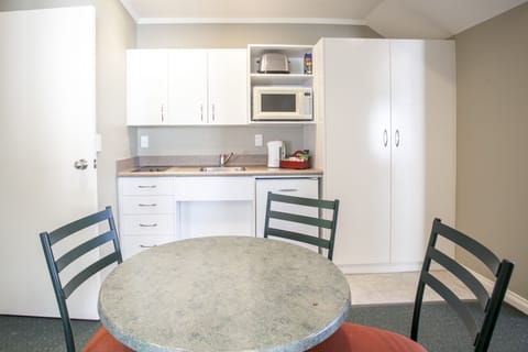 Suite, 2 Bedrooms | Private kitchen | Fridge, microwave, electric kettle, cookware/dishes/utensils