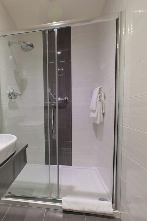 Standard Triple Room | Bathroom | Free toiletries, hair dryer, towels