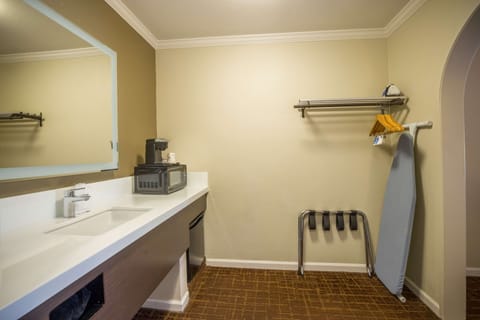 Standard Room, 1 King Bed, Non Smoking, Refrigerator & Microwave | Room amenity