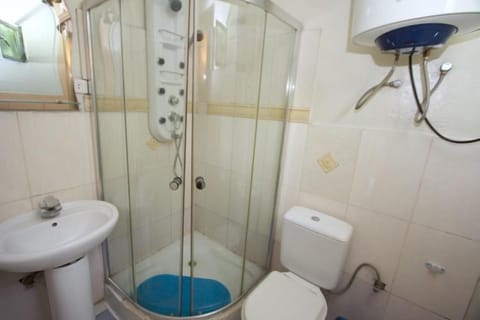 Shower, hydromassage showerhead, free toiletries, hair dryer