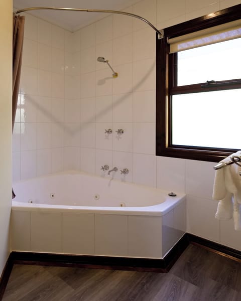 Deluxe Double Room (Provence) | Bathroom | Free toiletries, hair dryer, towels