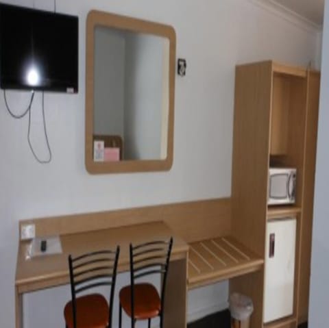 Triple Room | Desk, iron/ironing board, bed sheets, wheelchair access