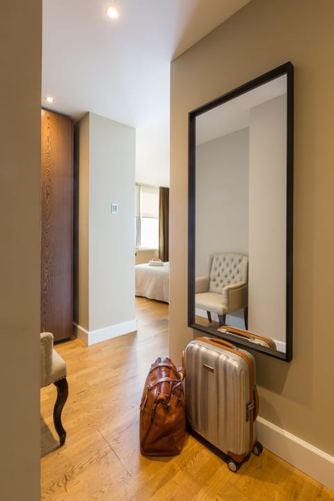 Executive Room | Minibar, in-room safe, desk, iron/ironing board