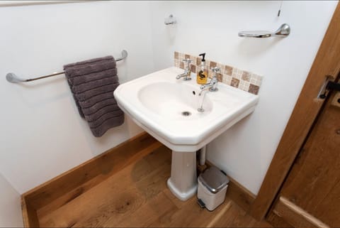 Deluxe Double Room, Ensuite, Garden View (Ground Floor) | Bathroom | Towels