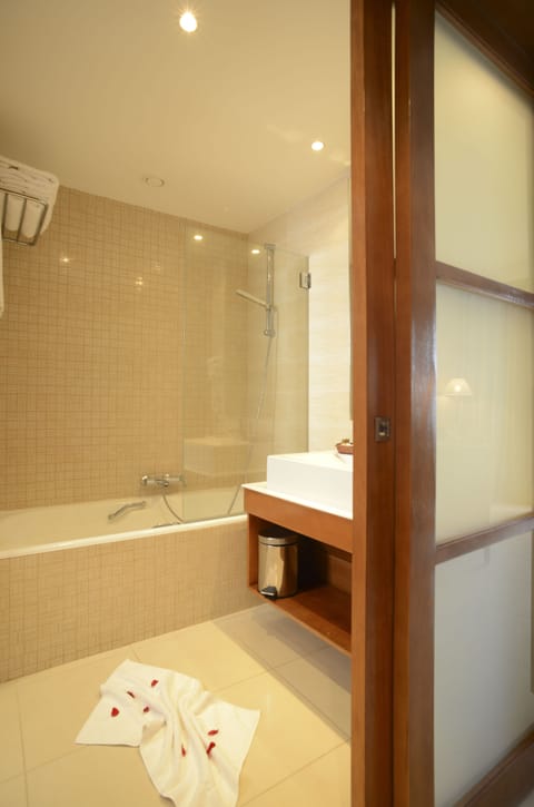 Triple Room, Sea View (2 + 1) | Bathroom shower