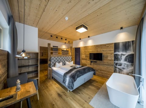 Honeymoon Room, 1 Bedroom | Hypo-allergenic bedding, in-room safe, blackout drapes, soundproofing