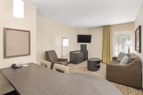 Suite, 1 King Bed | Desk, laptop workspace, blackout drapes, soundproofing