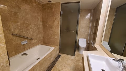 Orion Family 50 (Double), Non Smoking, Complimentary Welcome Beer | Bathroom | Combined shower/tub, free toiletries, hair dryer, slippers