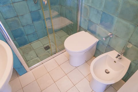 Triple Room, Sea View | Bathroom | Free toiletries, hair dryer, towels