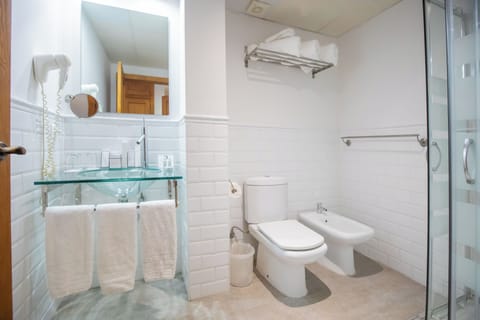 Triple Room | Bathroom | Hair dryer, towels, shampoo, toilet paper