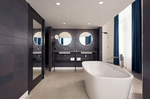 Standard Suite (Heavenly White) | Private spa tub