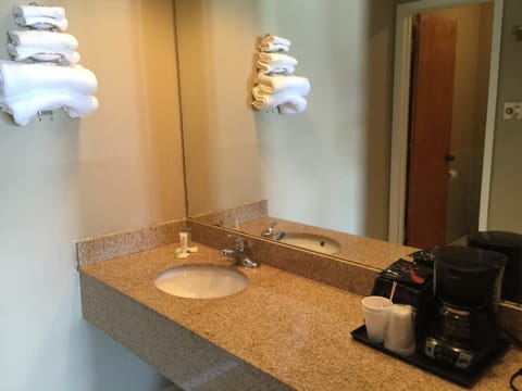 Combined shower/tub, free toiletries, towels