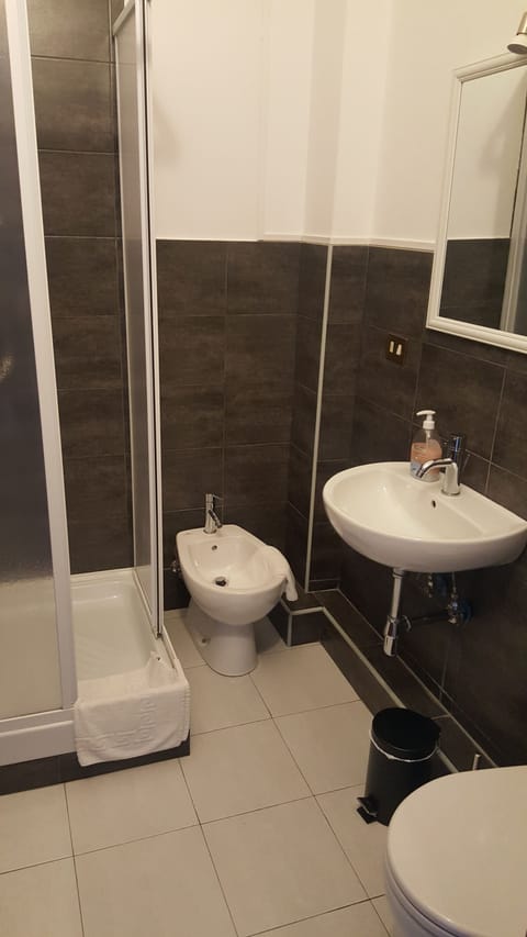 Quadruple Room, Balcony | Bathroom | Shower, hair dryer, bidet, towels