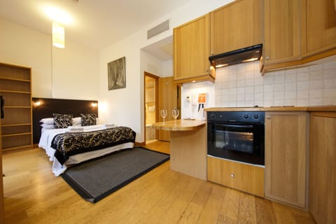 Executive Studio | Premium bedding, in-room safe, iron/ironing board, free WiFi