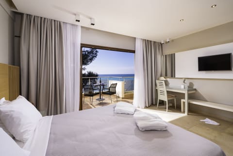 Deluxe Suite, Beachfront | Premium bedding, down comforters, Select Comfort beds, minibar