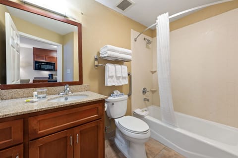 Combined shower/tub, hair dryer, towels