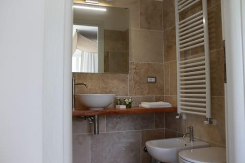 Suite (Panoramica) | Bathroom | Rainfall showerhead, free toiletries, hair dryer, bidet