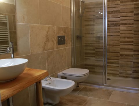 Suite (Favolosa) | Bathroom | Rainfall showerhead, free toiletries, hair dryer, bidet