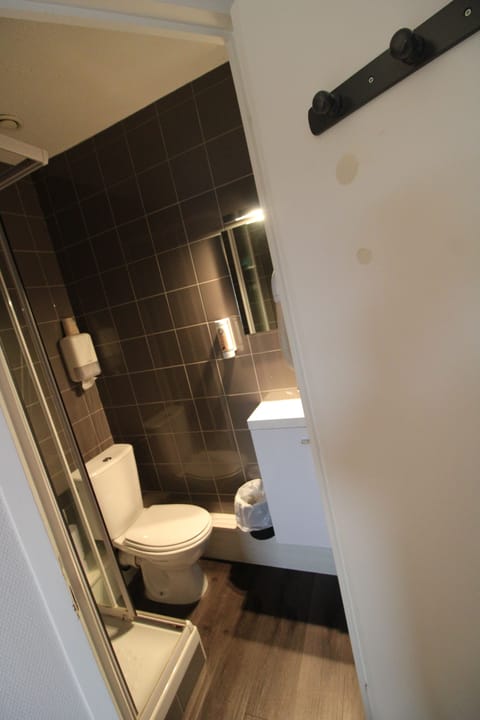 Twin Room | Bathroom | Free toiletries, hair dryer, towels