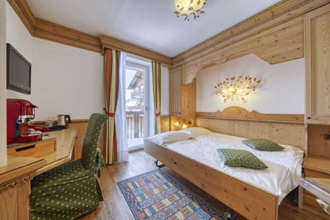 Junior Suite (Romantic) | In-room safe, individually decorated, individually furnished, desk