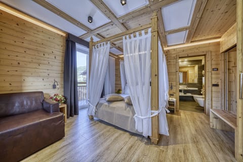 Panoramic Suite | In-room safe, individually decorated, individually furnished, desk