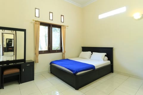 Standard Villa | Desk, blackout drapes, bed sheets