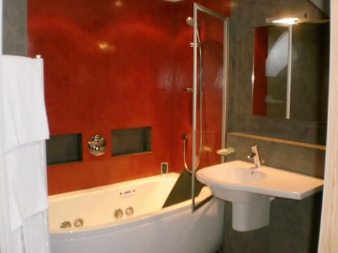 Superior Double Room (Balneotherapy bath) | Bathroom | Rainfall showerhead, hair dryer, towels